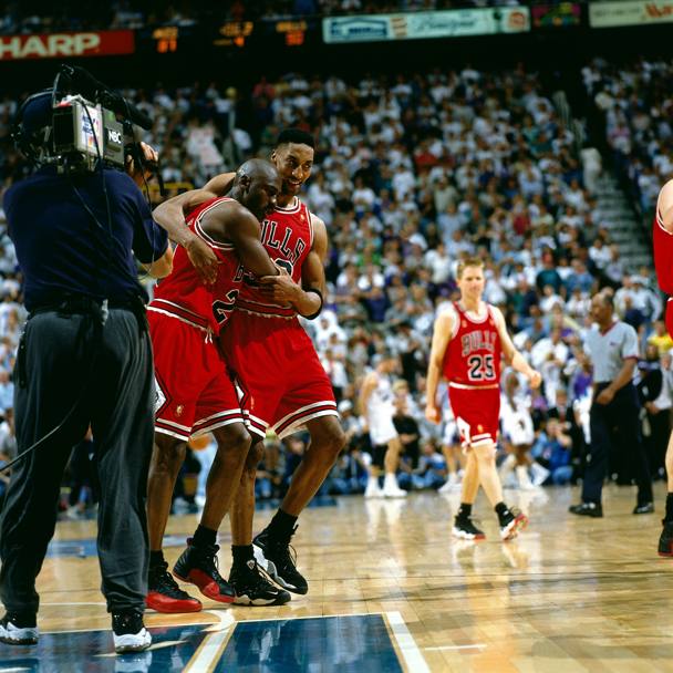 1997, Scottie Pippen accompagna Michael Jordan fuori dal campo dopo gara-5, il celeberrimo 